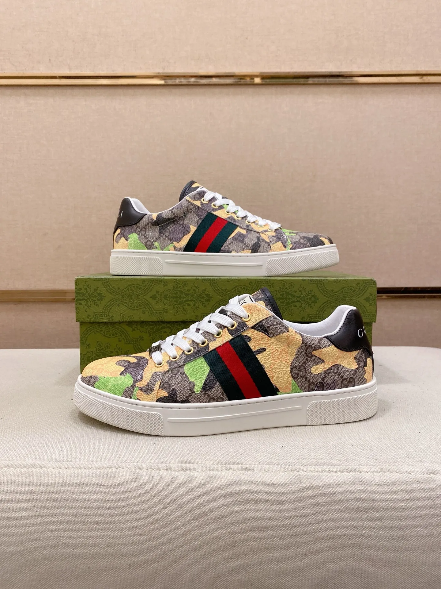 Factory price: 480💰 (GUCCI) The latest model from the official website 🎁🎁Casual and fashionable men's shoes👟, hot style 💥The version is simple and elegant, exclusive for trendy men. Unique official website latest brand elements 👑Gucci original decoration, fashionable and generous, the fabric is original cowhide ✅sheepskin lining, the official website specifies wear-resistant casual outsole, the classic model is taken in kind at the counter🎬38-44 (45 is not returned or exchanged)